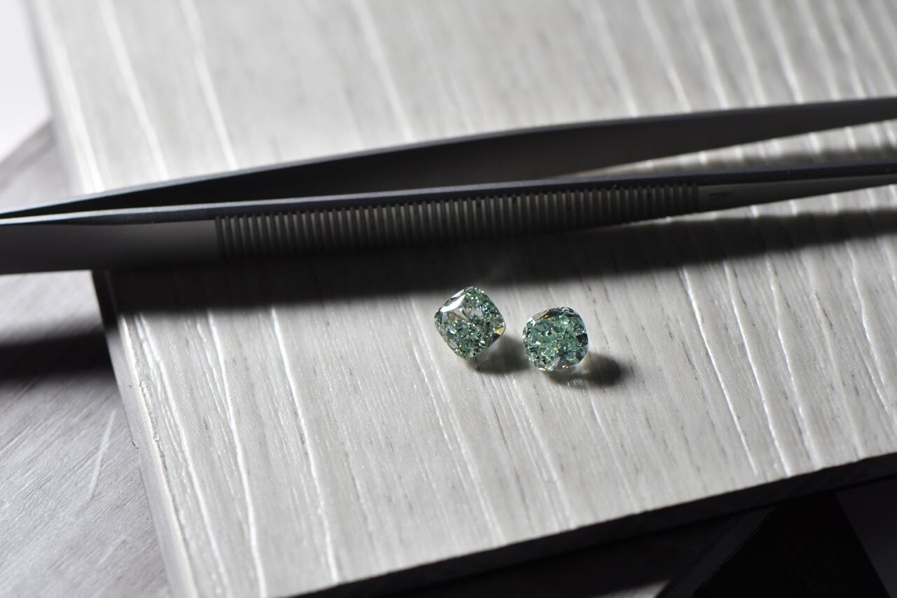 Zwei natürliche Fancy Intense Green Diamanten im direkten Vergleich