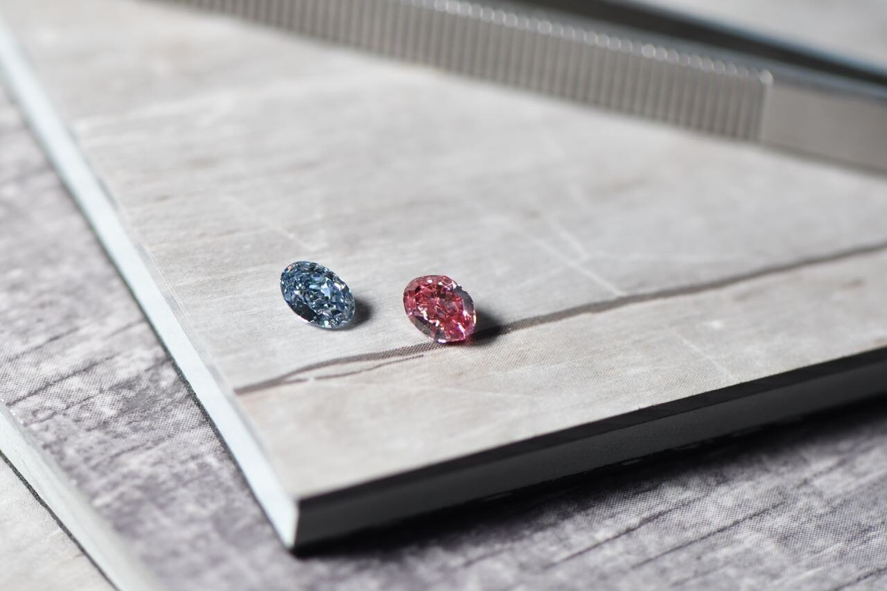 Blauer und pinker natürlicher Fancy Color Diamant im direkten Vergleich