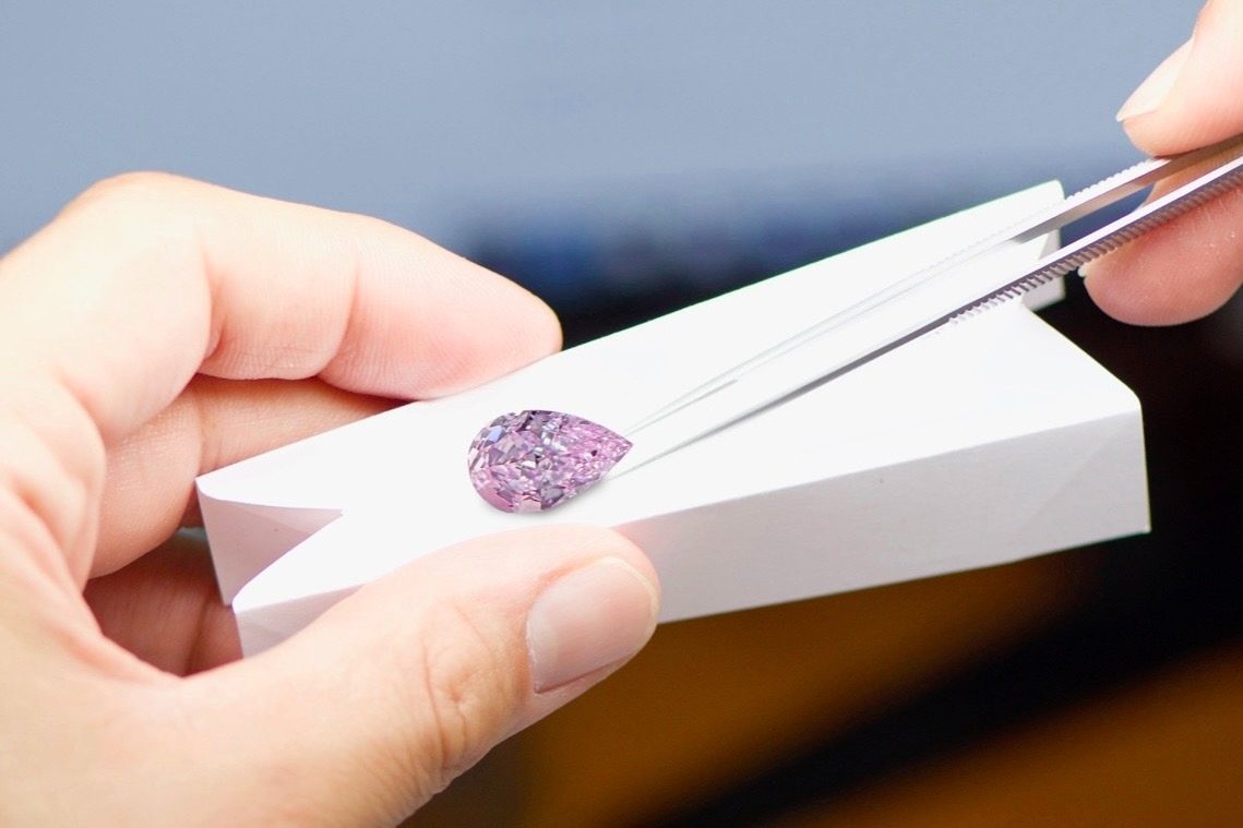 Natürlicher Fancy Pink Diamant auf neutralem Prüfhintergrund
