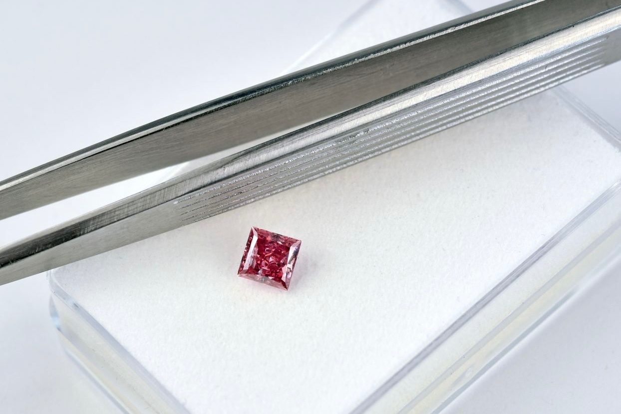 Natürlicher pinkfarbener Diamant in der Pinzette