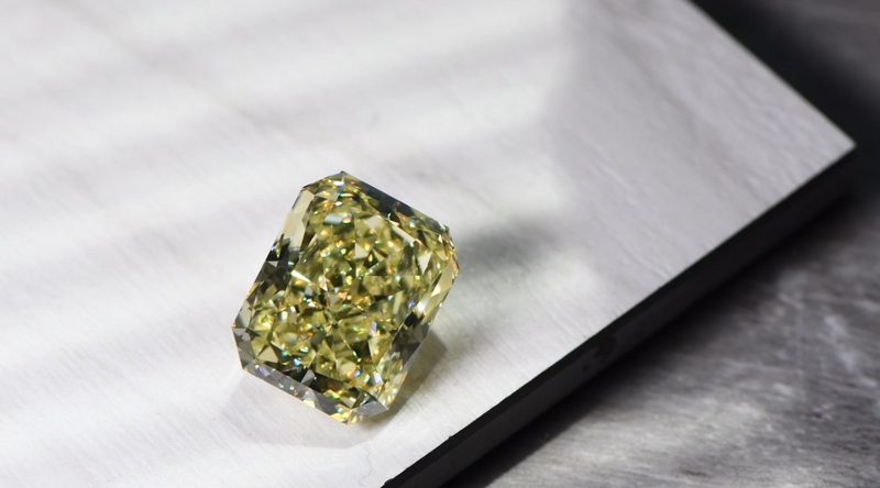 Natürlicher Fancy Vivid Yellow Diamant