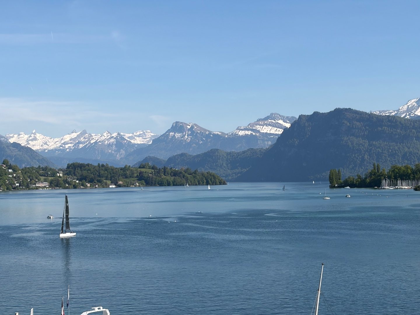 Der Vierwaldstättersee bei Luzern, dahinter die Innerschweizer Alpen