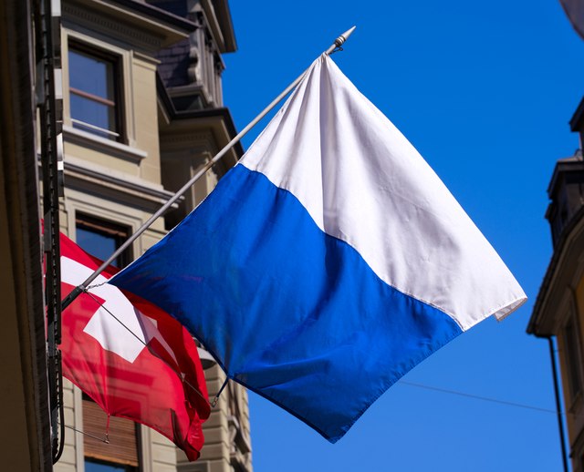 Die Flaggen von Luzern und der Schweiz an einem Haus in der Altstadt
