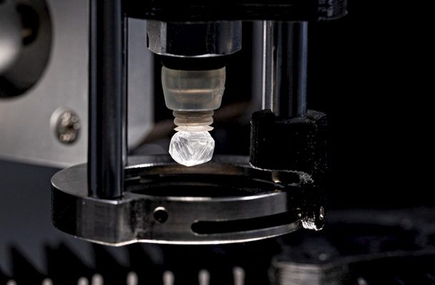 Prüfung eines natürlichen Diamanten unter dem Mikroskop