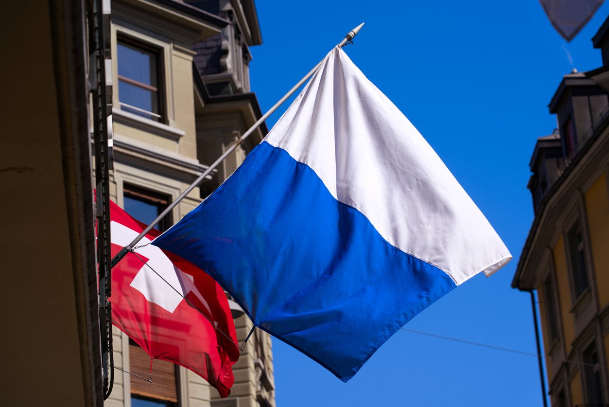 Fahne der Stadt Luzern und Schweizer Fahne in der Altstadt